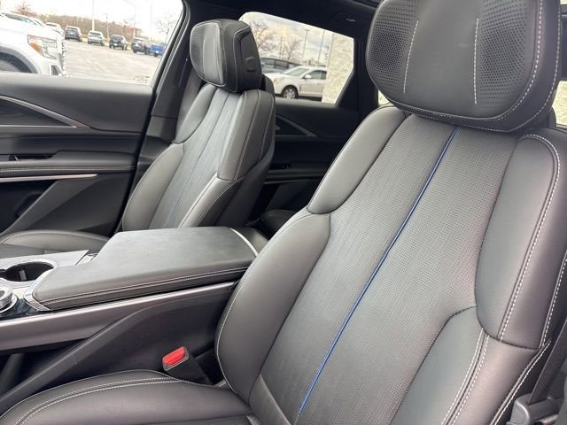 2025 Cadillac LYRIQ Luxury 3