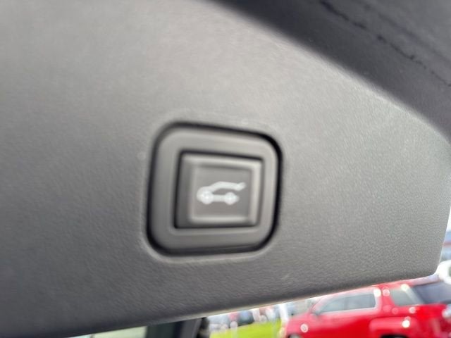 2025 Cadillac LYRIQ Luxury 3